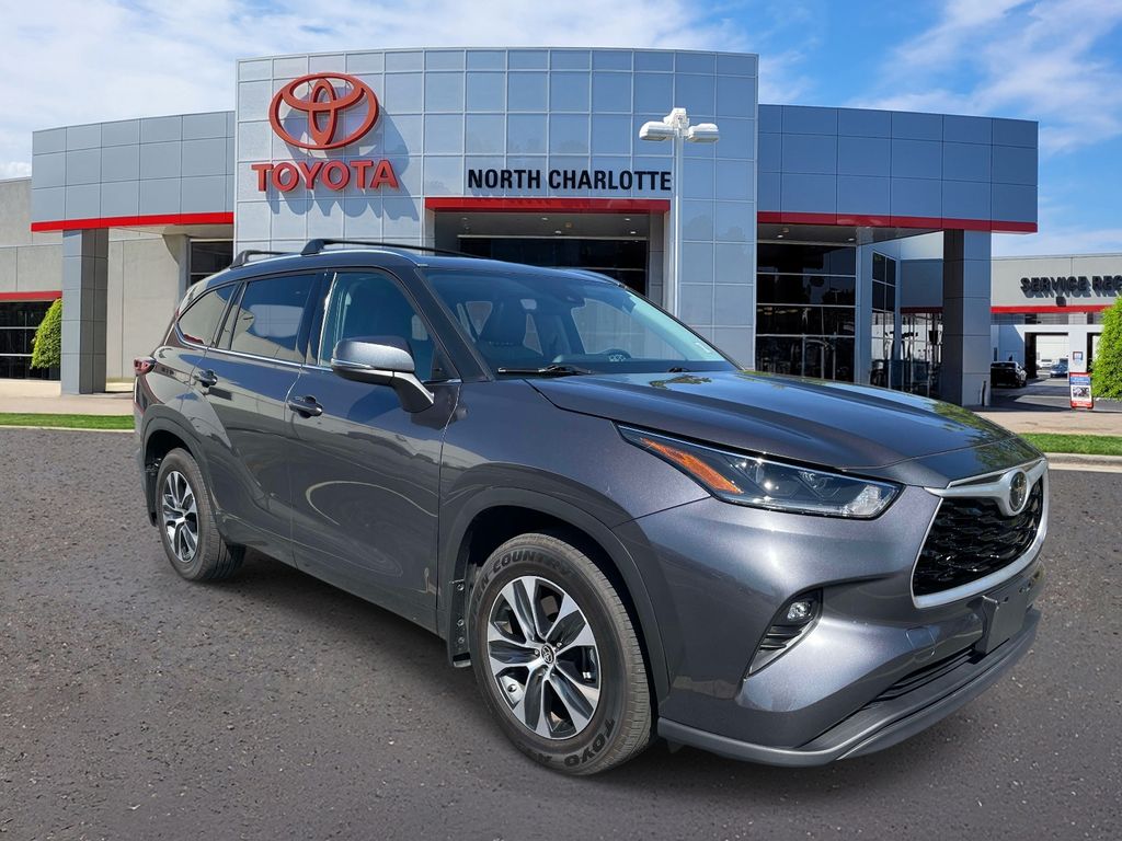 Magnetic Gray Metallic 2021 Toyota Highlander XLE FWD SUV / Crossover Front-Wheel Drive 8-Speed Automatic
