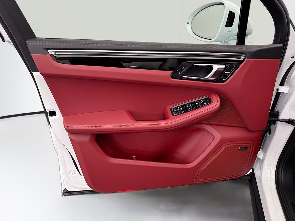 Thumbnail: 2026 Porsche Macan - 25