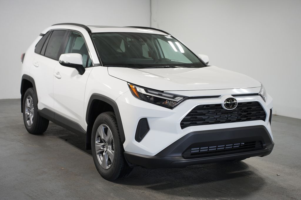 2025 Toyota RAV4 XLE 3