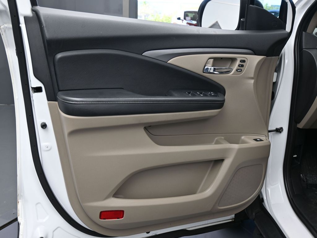 Used 2023 Platinum White Pearl Honda RTL image 30