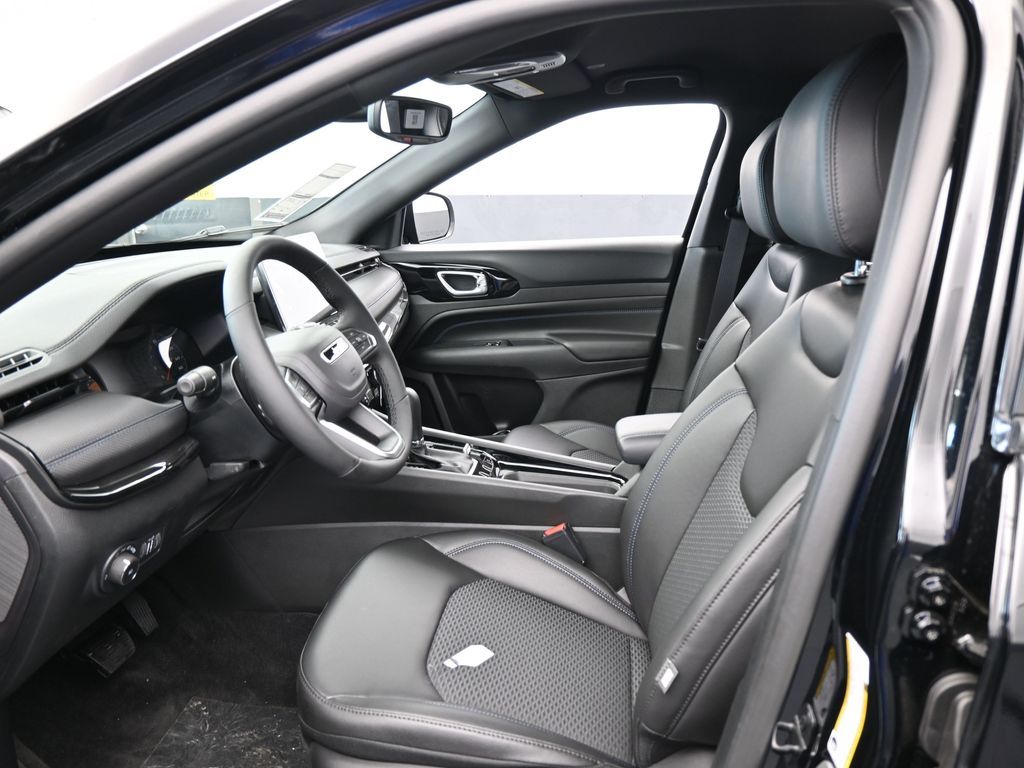 New 2026 Diamond Black Crystal Pearlcoat Jeep Latitude image 11