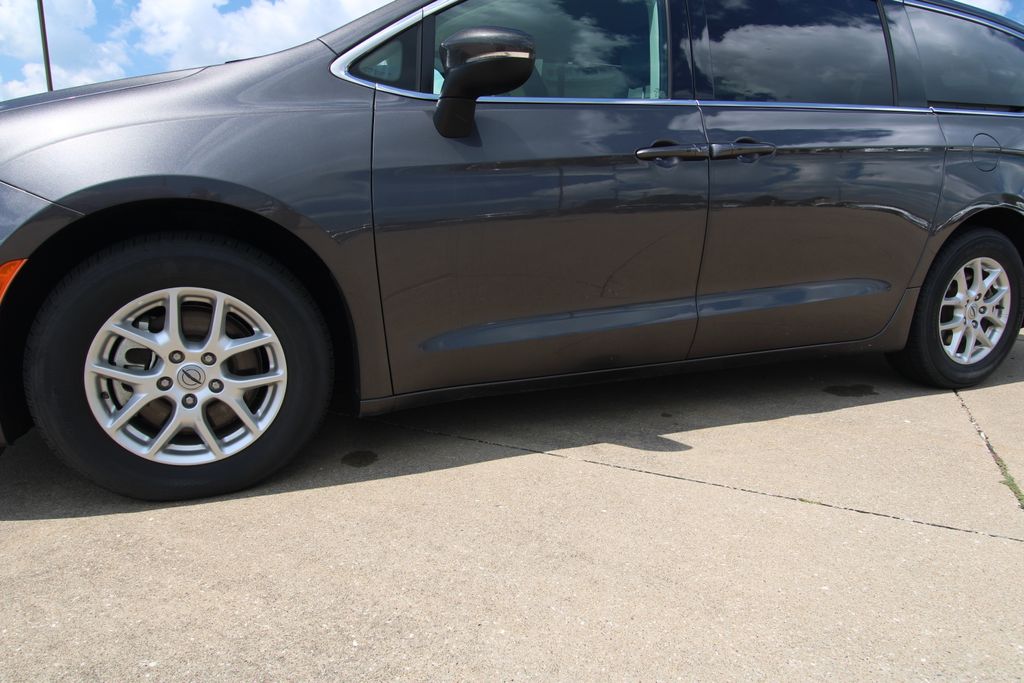 Used 2023 Chrysler Pacifica Van