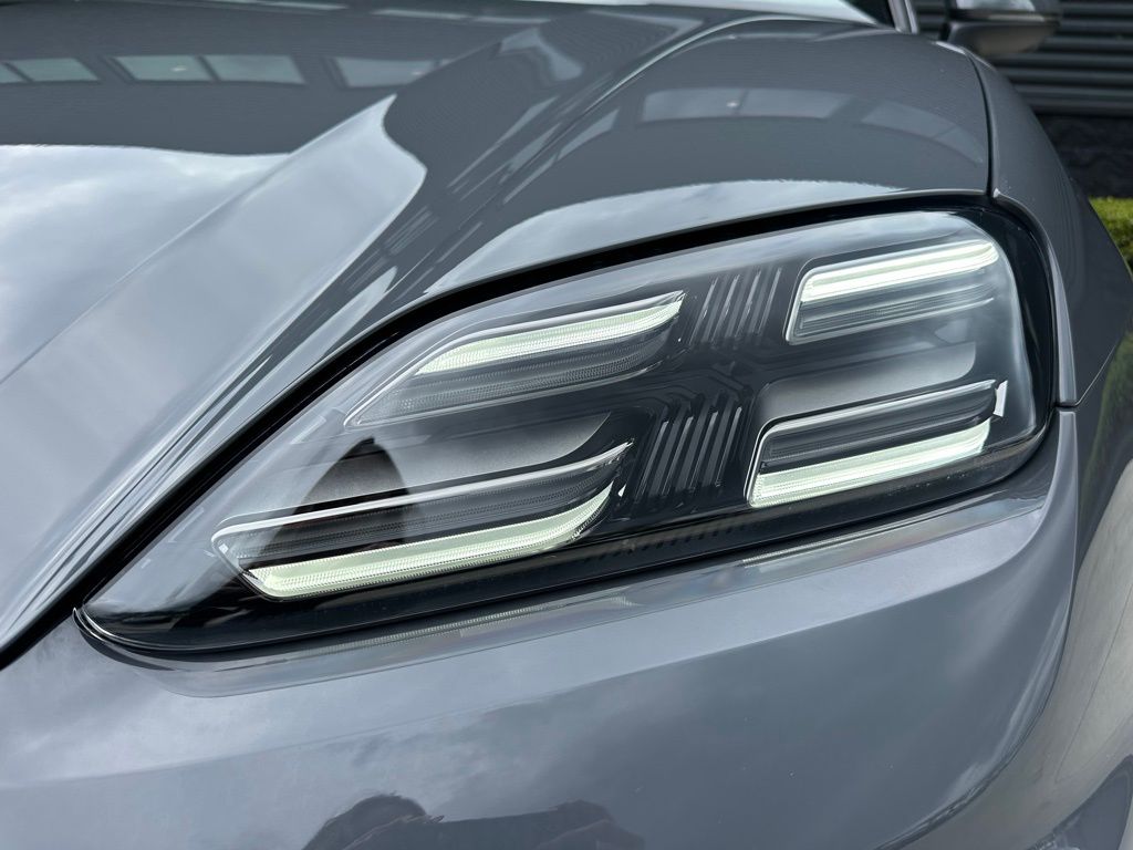 Thumbnail: 2026 Porsche Macan - 13