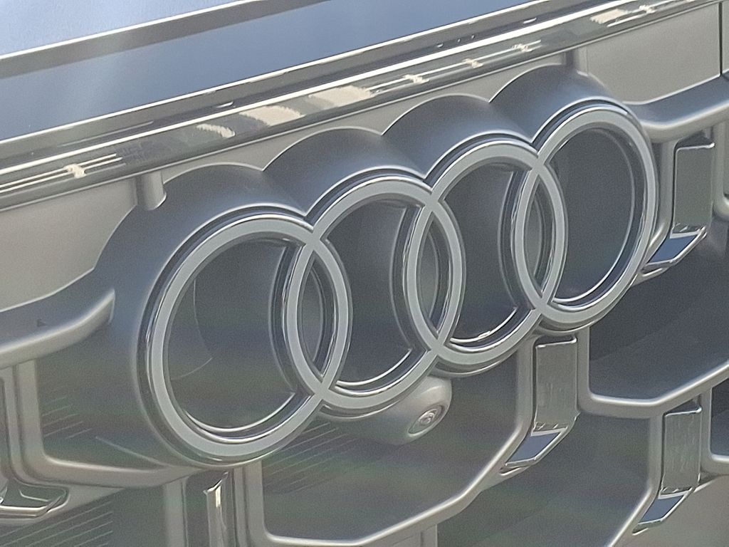 Thumbnail: 2026 Audi Q8 - 4