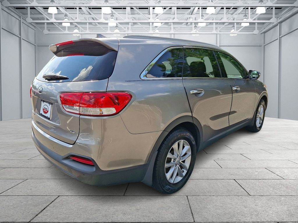 Thumbnail: 2017 Kia Sorento - 4