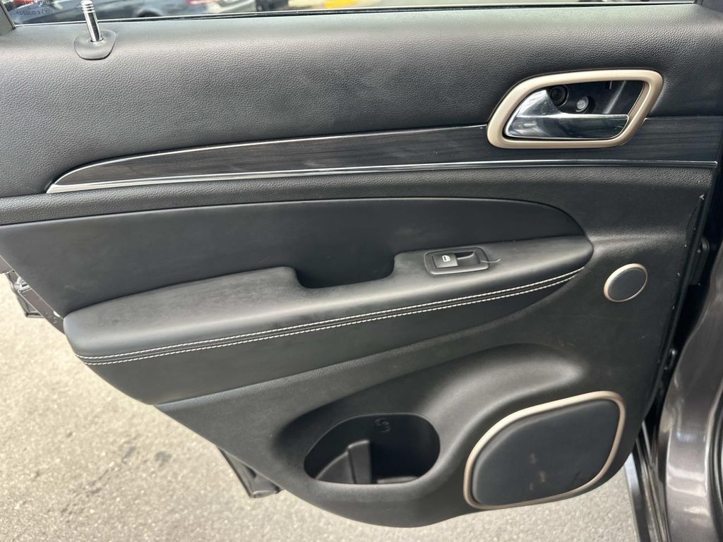 Thumbnail: 2015 Jeep Grand Cherokee - 28