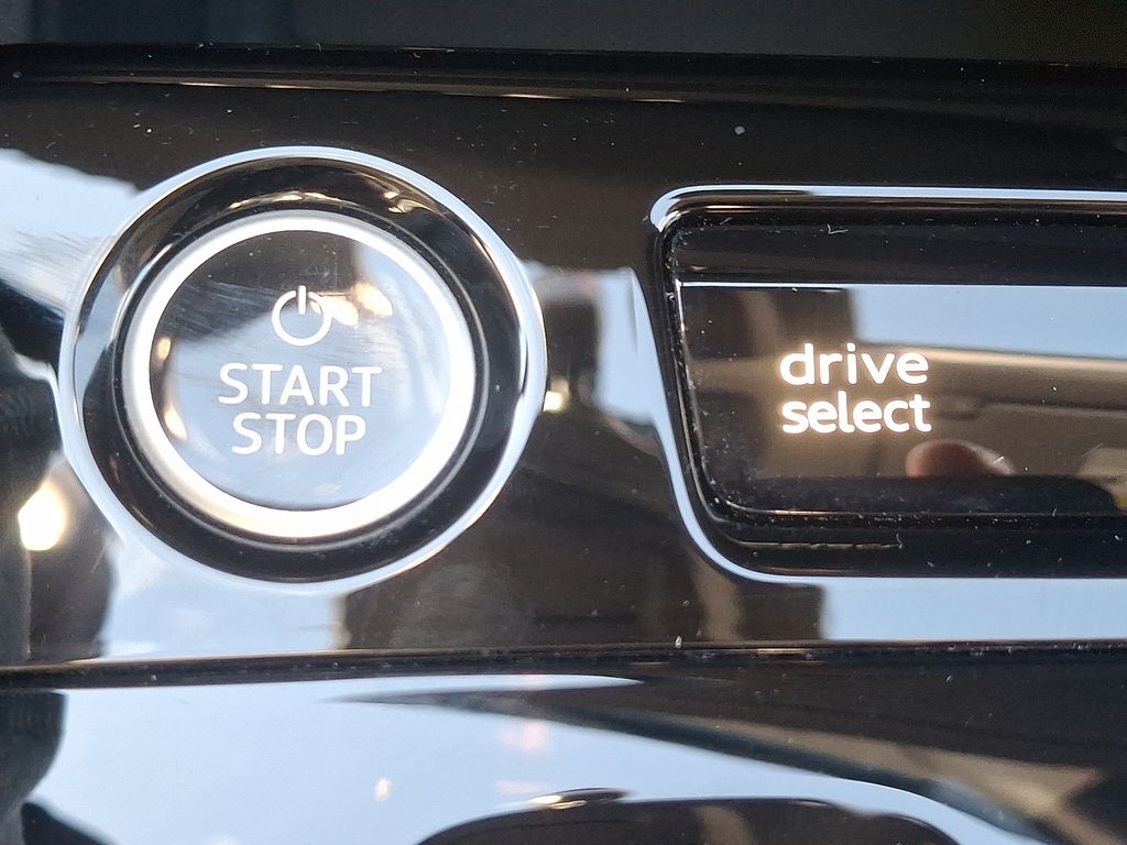 Thumbnail: 2025 Audi Q6 e-tron - 23