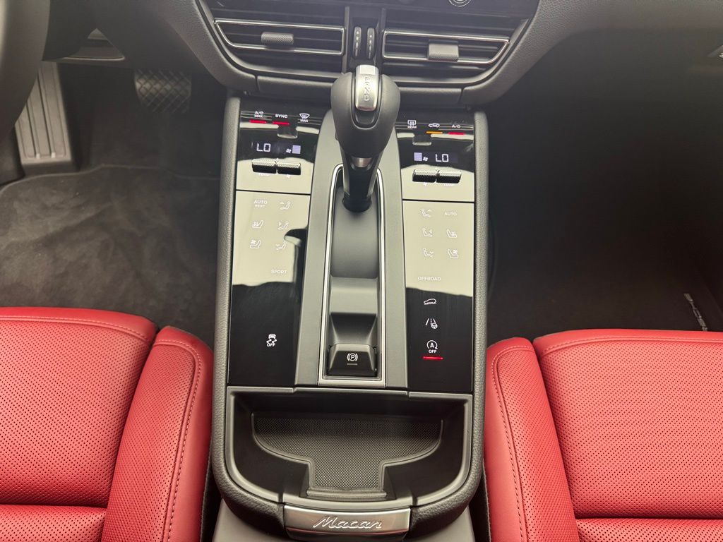 Thumbnail: 2025 Porsche Macan - 32