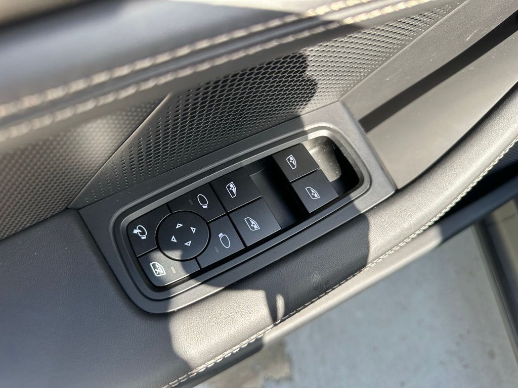 Thumbnail: 2025 Porsche Taycan - 15