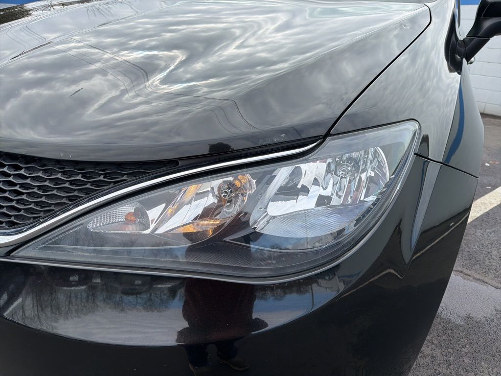 Thumbnail: 2017 Chrysler Pacifica - 9