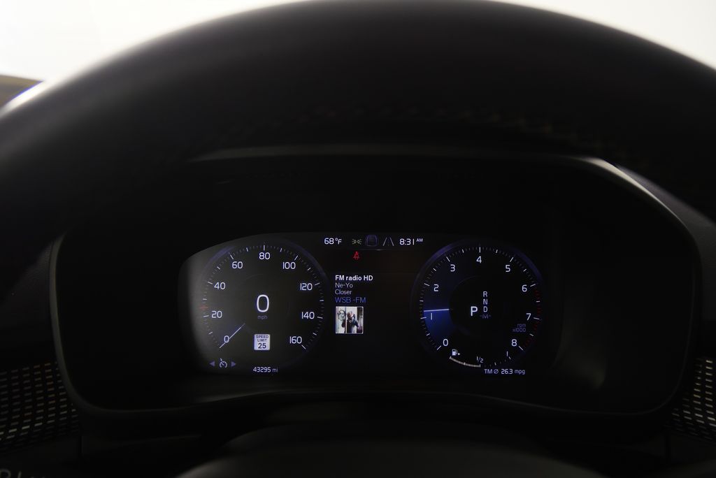 Thumbnail: 2022 Volvo XC40 - 22