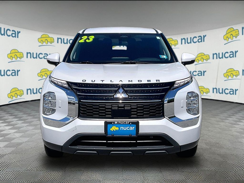 2023 Mitsubishi Outlander — photo 2