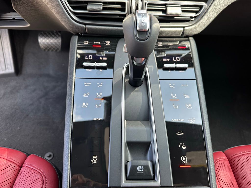 2025 Porsche Macan  23