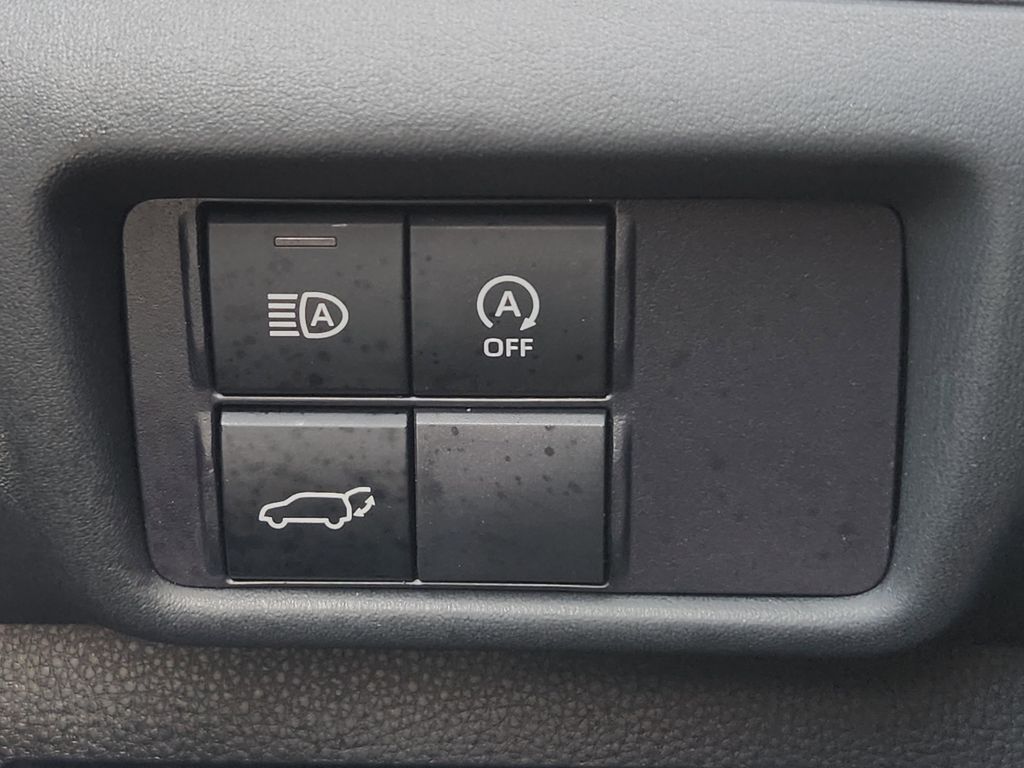 2025 Toyota Highlander LE - Photo 21