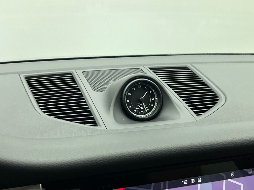 Thumbnail: 2023 Porsche Macan - 25