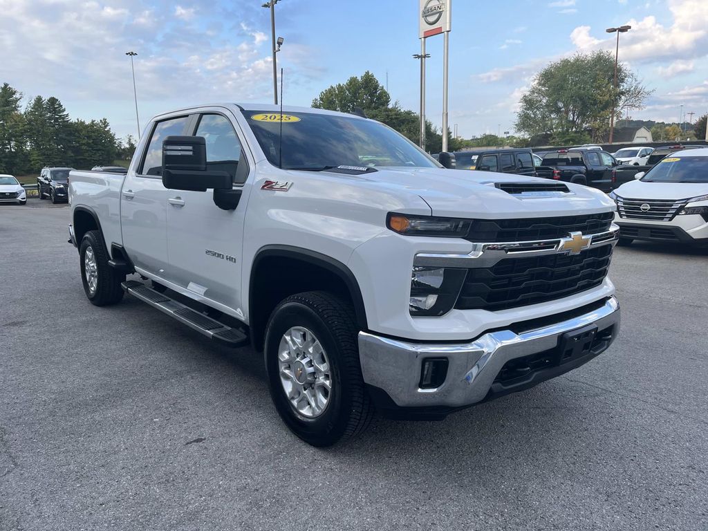 Summit White 2025 Chevrolet Silverado 2500HD Pickup Truck Four-Wheel Drive Automatic