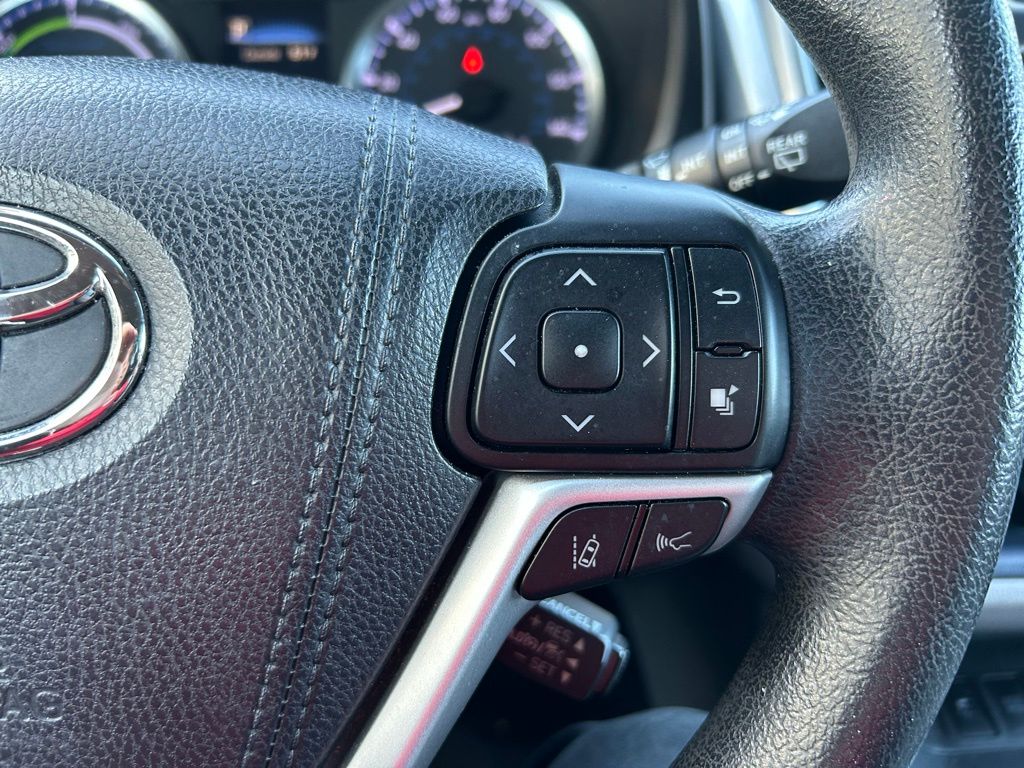 Thumbnail: 2017 Toyota Highlander - 17