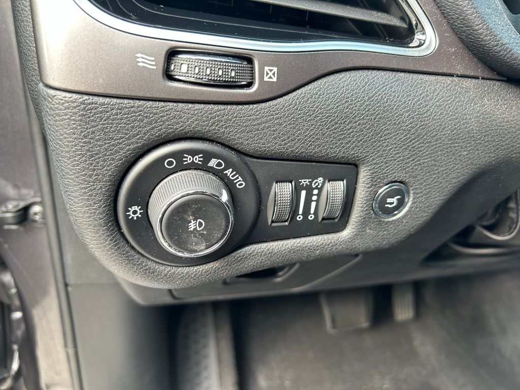 Thumbnail: 2019 Jeep Cherokee - 19