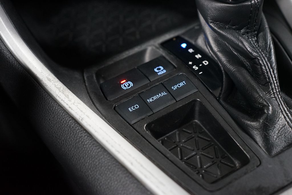 Thumbnail: 2021 Toyota RAV4 - 21