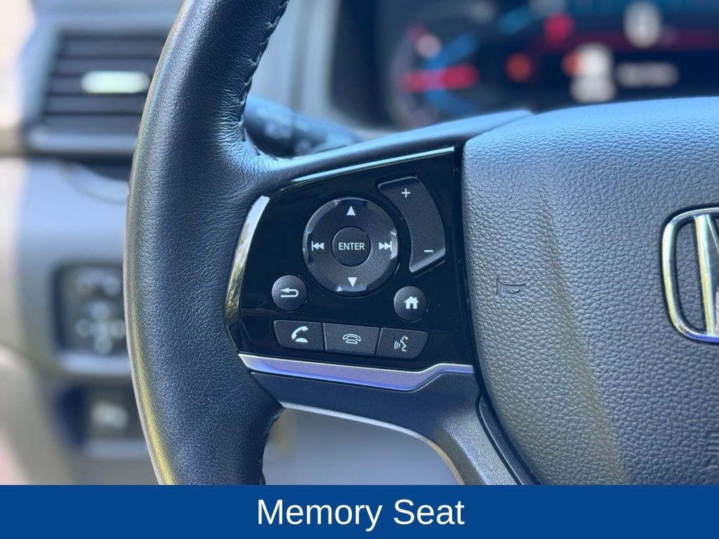 2020 Honda Pilot Touring w/Rear Captain's Chairs