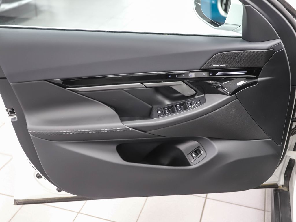 Thumbnail: 2025 BMW 5 Series - 9