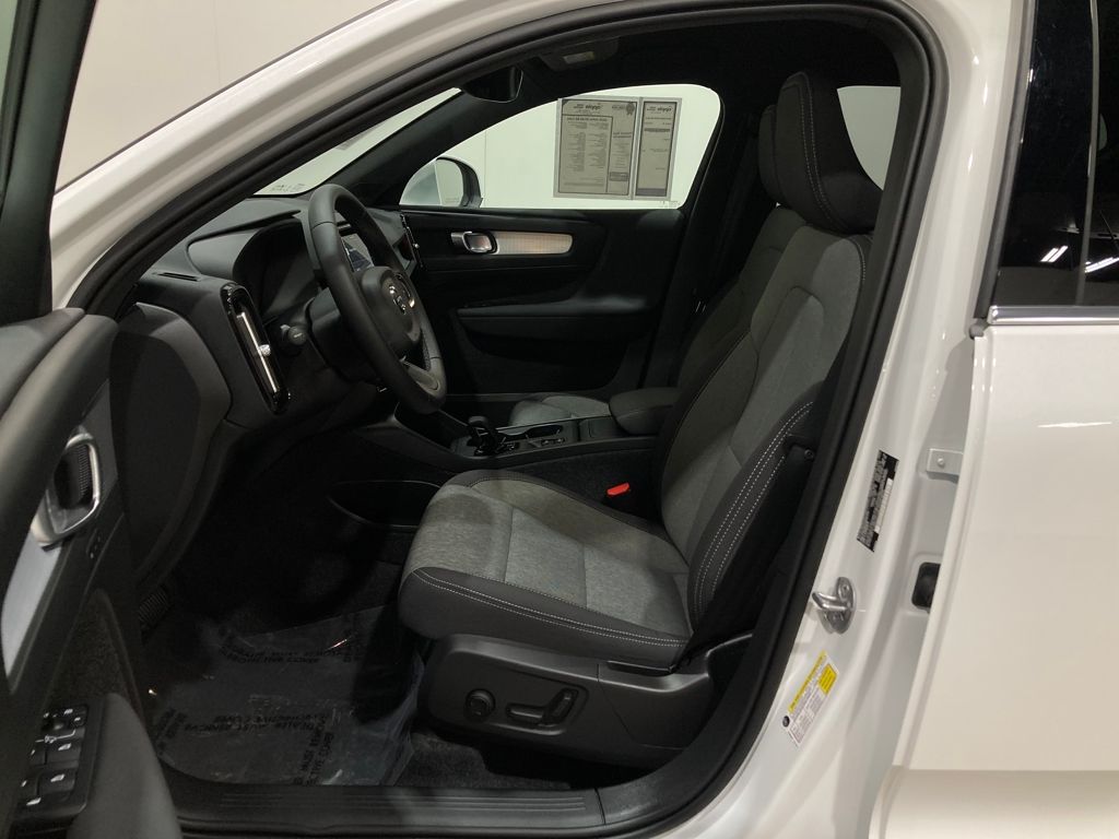 2025 Volvo XC40 B5 Core Bright Theme