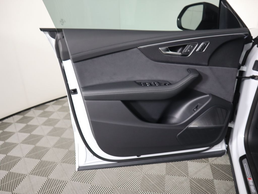 Thumbnail: 2025 Audi RS Q8 - 25