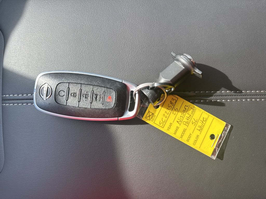2025 Everest White Pearl Tricoat Nissan Pathfinder SL FWD SUV
