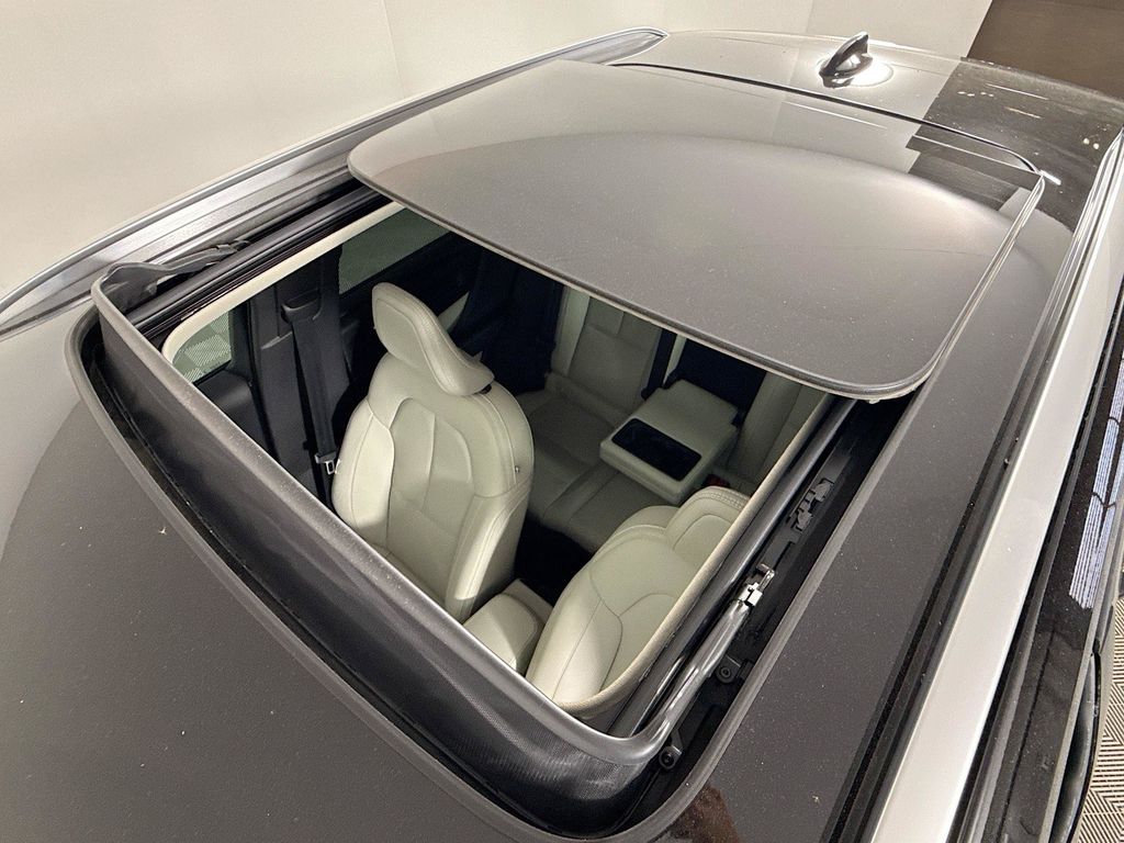 Thumbnail: 2020 Volvo XC40 - 23