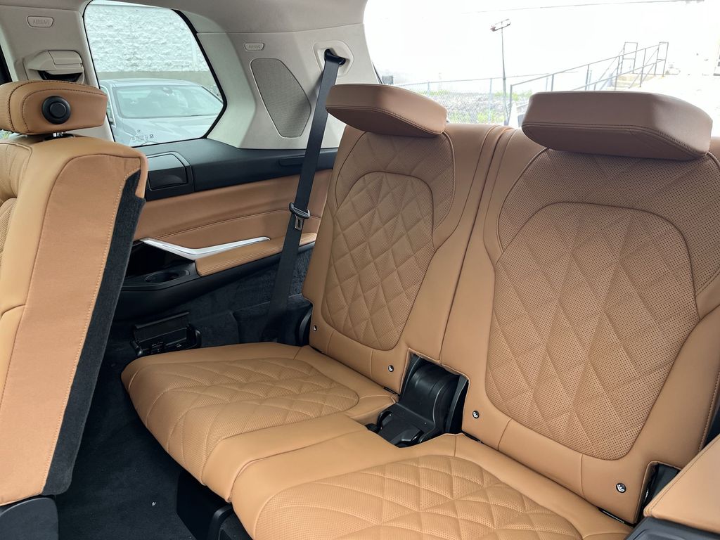 Thumbnail: 2027 BMW X7 - 24