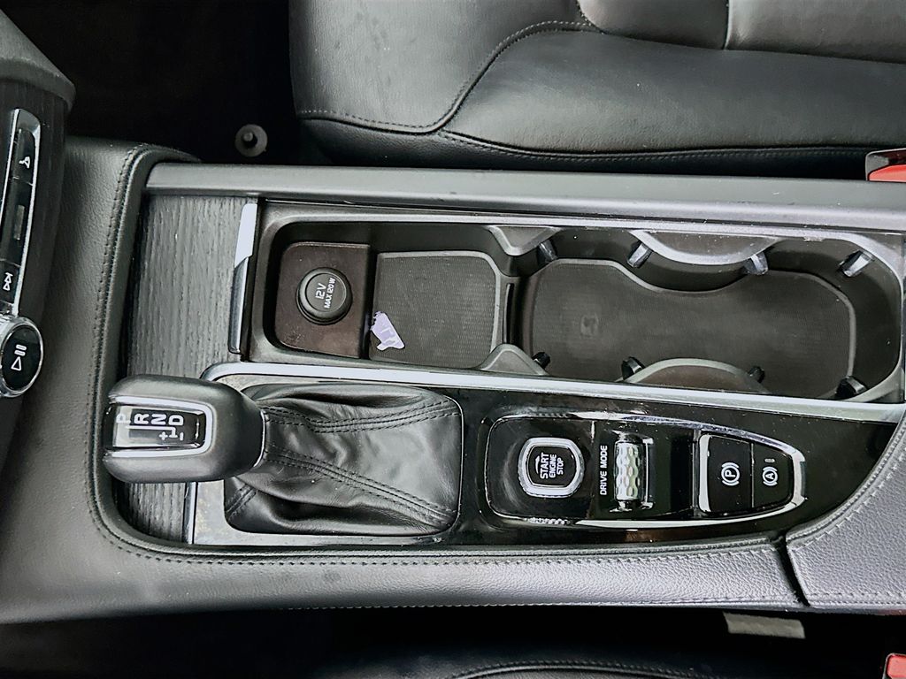 Thumbnail: 2020 Volvo XC90 - 17