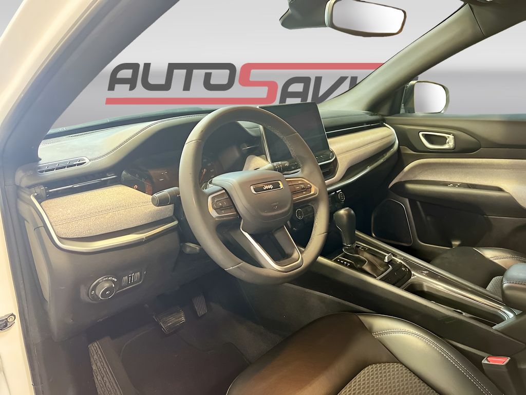 Used 2024 White Jeep Latitude image 9