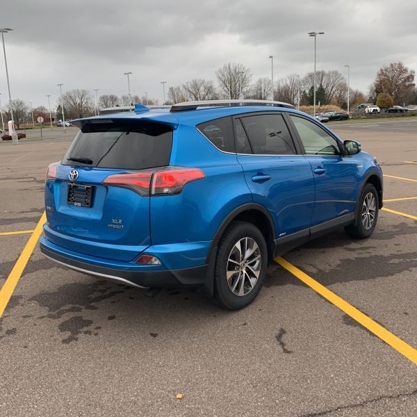 2018 Toyota RAV4 Hybrid XLE 3