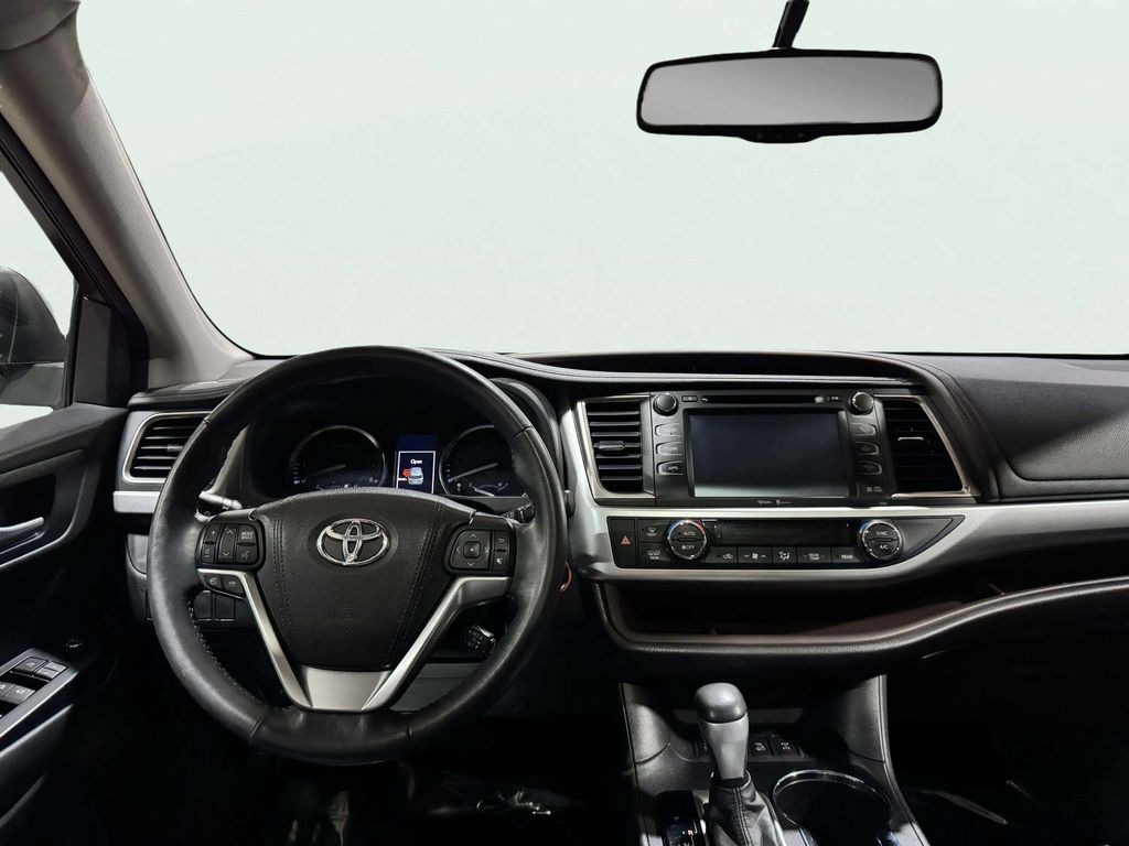 Used 2015 Silver Sky Metallic Toyota XLE V6 image 10