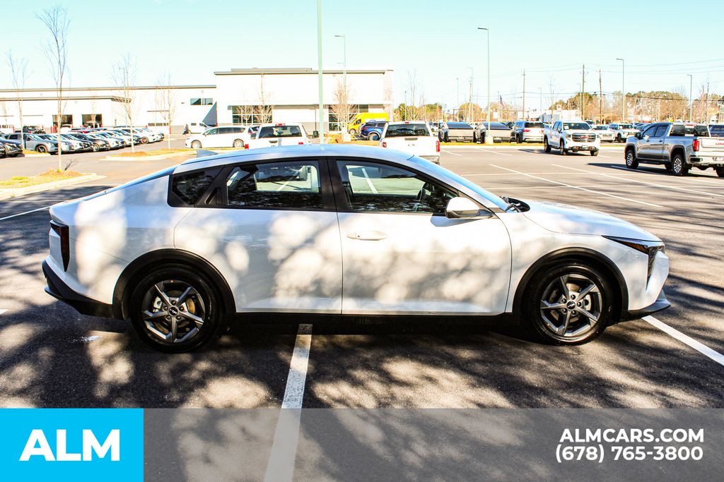 Used 2025 White Kia LXS image 9