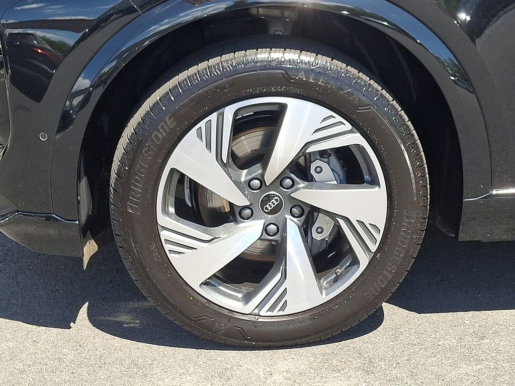 Thumbnail: 2025 Audi Q6 e-tron - 8