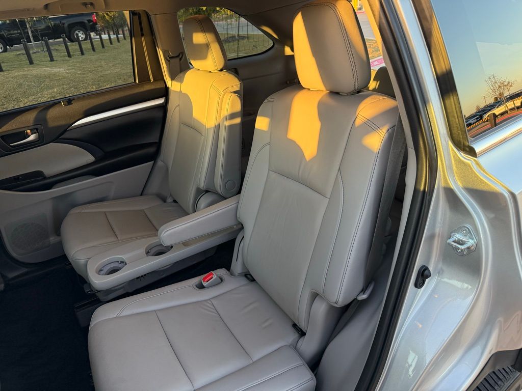 Thumbnail: 2019 Toyota Highlander - 21