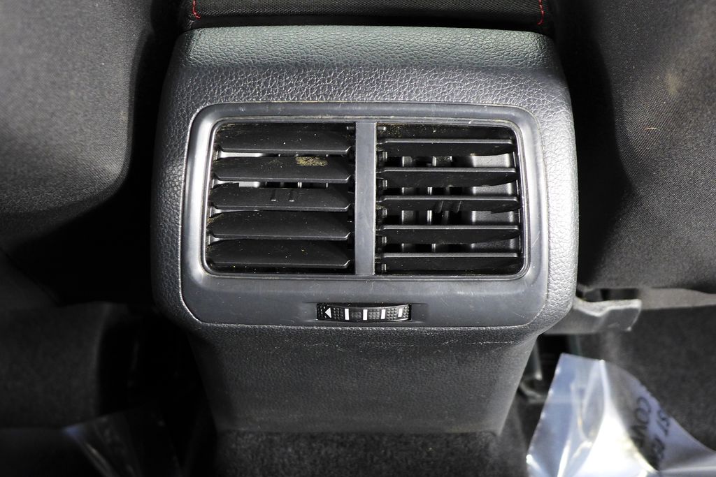 Thumbnail: 2016 Volkswagen Golf - 23