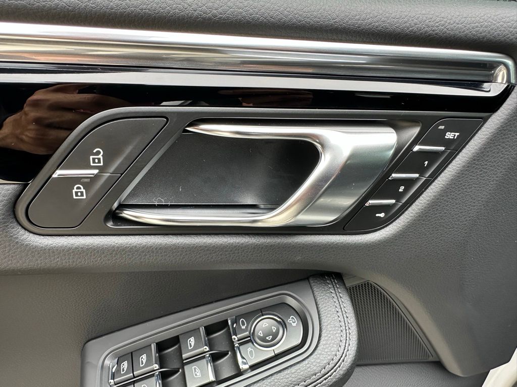 Thumbnail: 2026 Porsche Macan - 20
