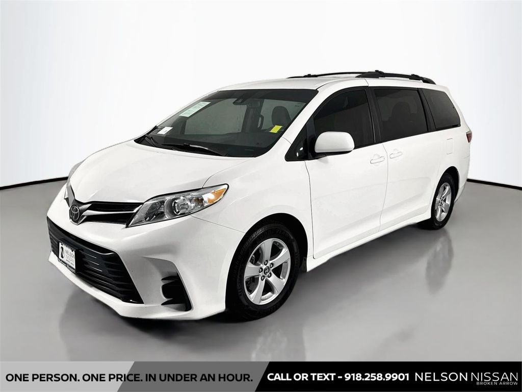 Super White 2018 Toyota Sienna Minivan Front-Wheel Drive 8-Speed Automatic