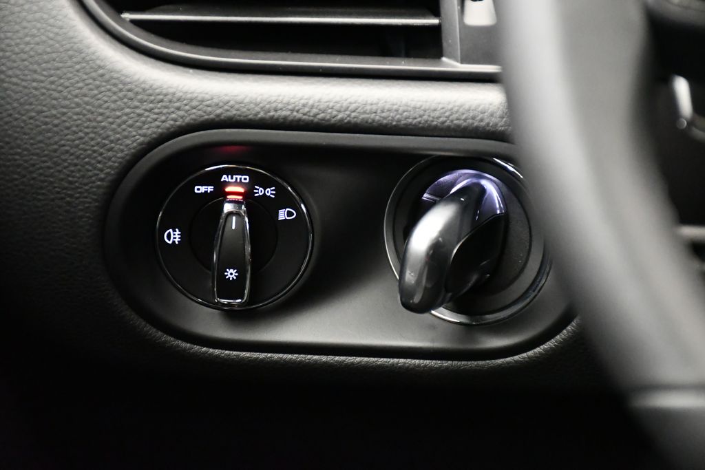 Thumbnail: 2026 Porsche Macan - 25