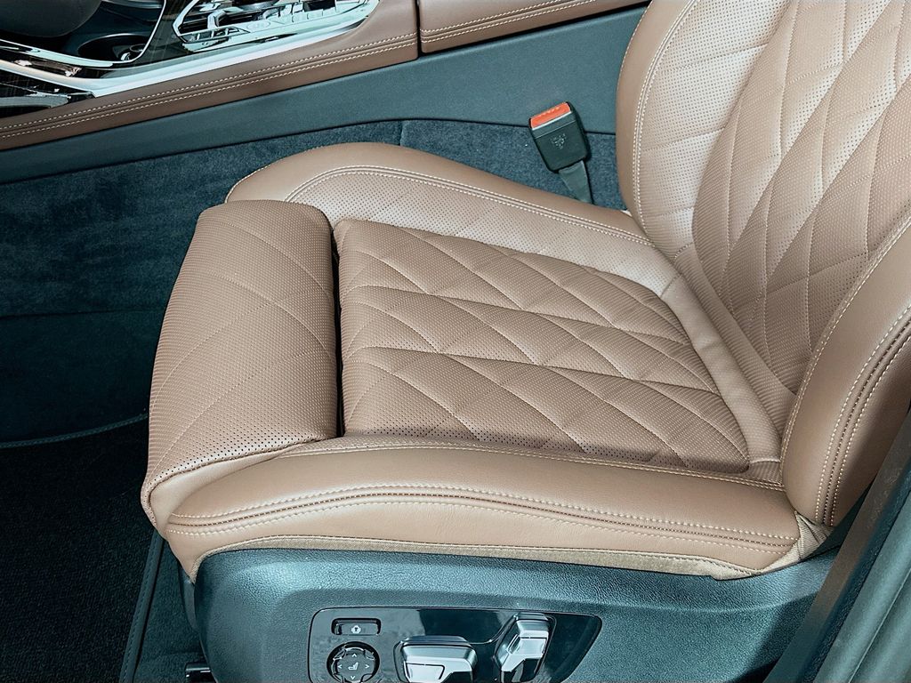 Thumbnail: 2026 BMW X7 - 21