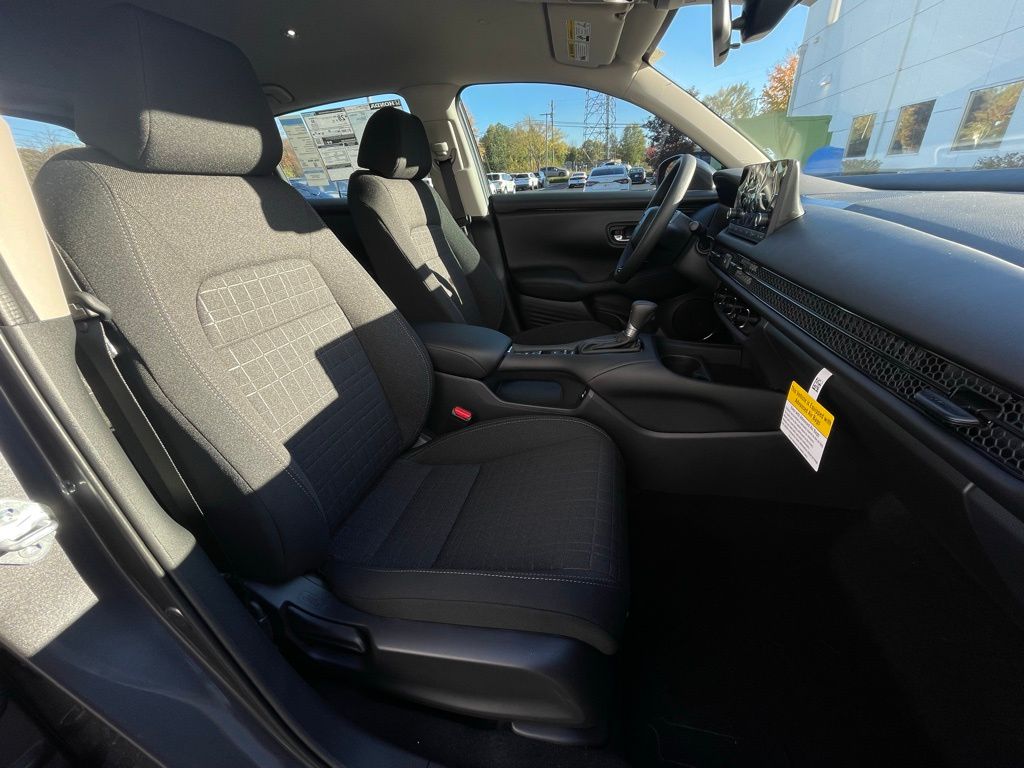 2025 Honda HR-V LX 32