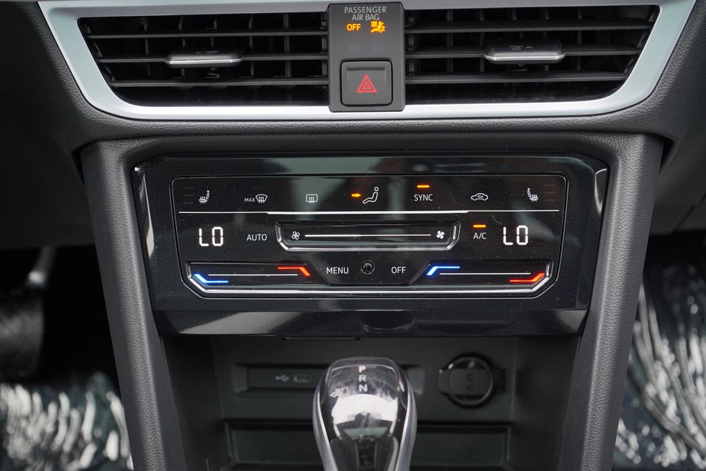 2025 Volkswagen Taos SE 16