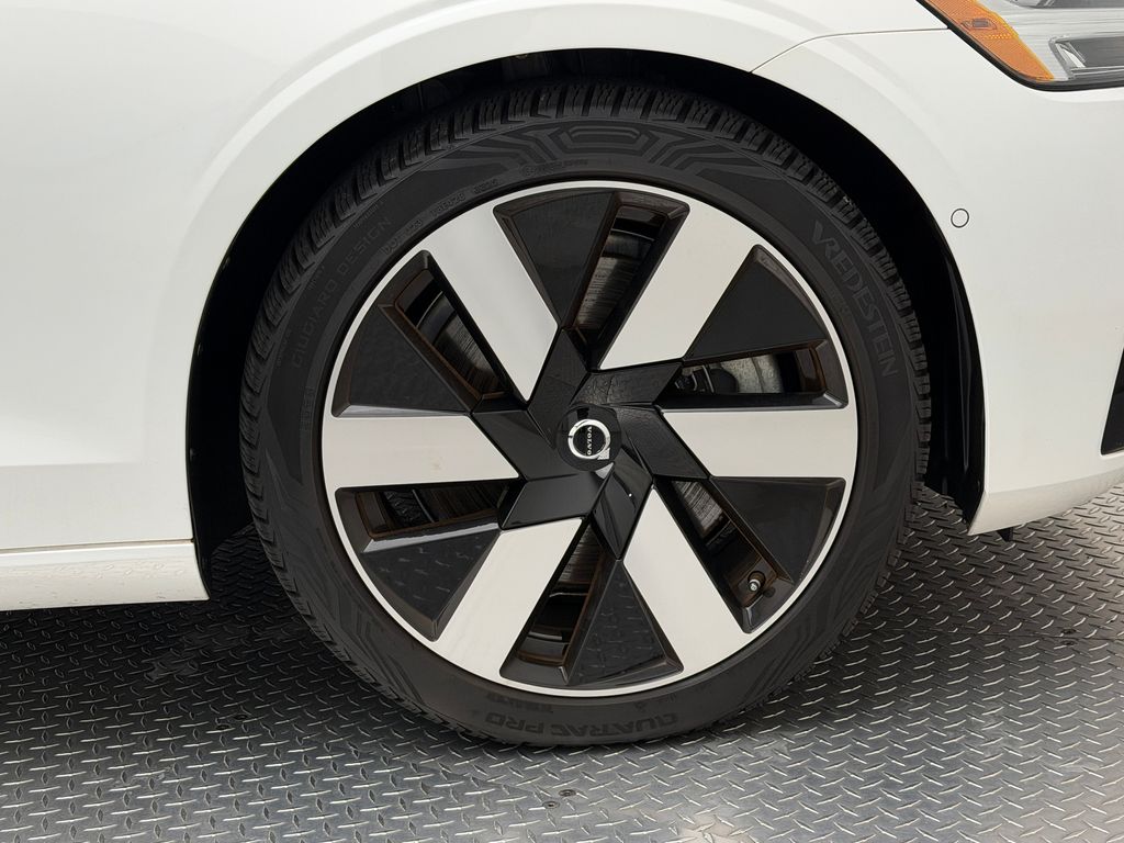 Thumbnail: 2024 Volvo S60 - 10