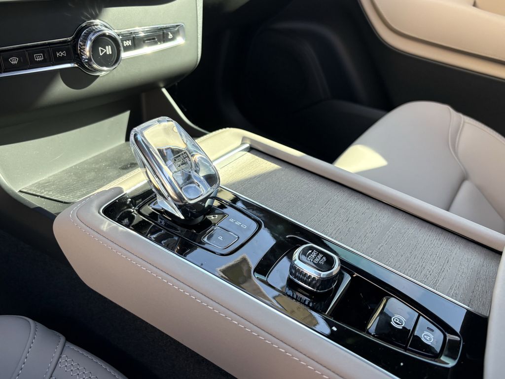 New 2026 Crystal White Volvo B6 Plus 7-Seater image 22