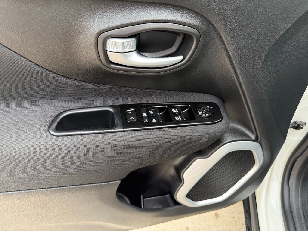 Thumbnail: 2019 Jeep Renegade - 10