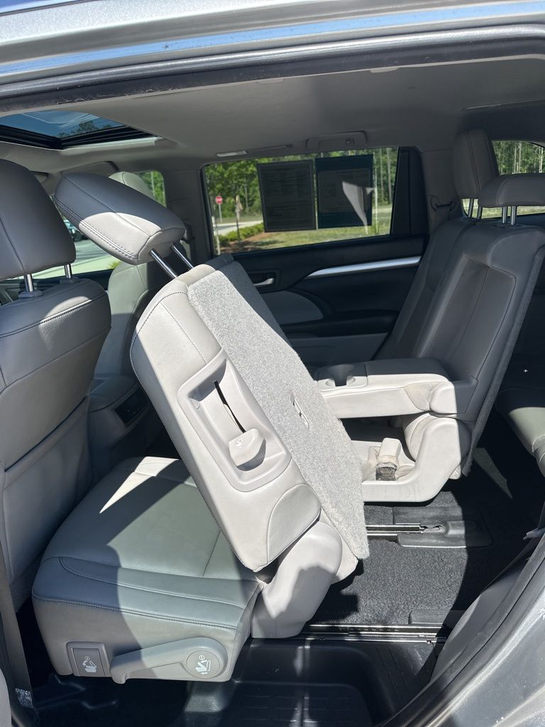 2019 Celestial Silver Metallic Toyota Highlander XLE FWD SUV