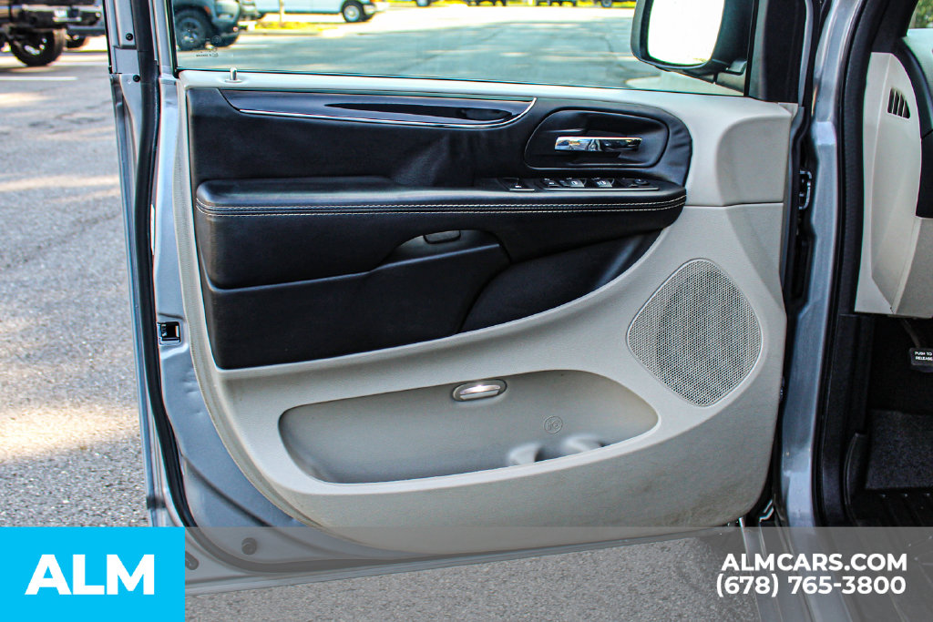 Used 2017 Silver Dodge SXT image 33