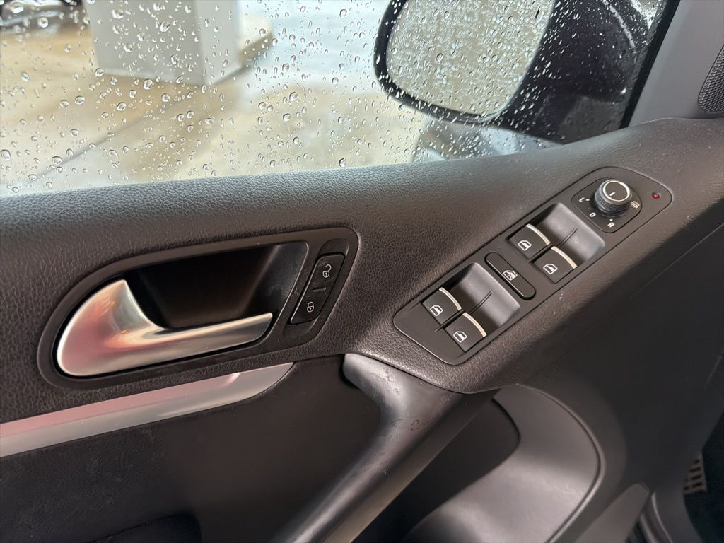 Thumbnail: 2016 Volkswagen Tiguan - 25